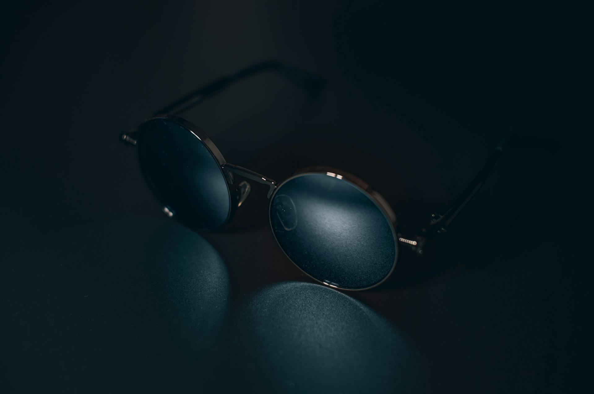 Aros e óculos de sol